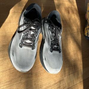 Brooks Men's Light Gray and Black Athletic Running Shoes